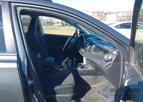 2016 Toyota Rav4 Le z USA, uszkodzony, nr VIN JTMZFREV8GD081377